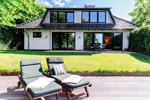 Exterior - Holiday Home 'Seeblick' with Sea View, Private Terrace and Wi-Fi (Langballig)