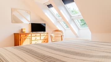 4 bedrooms, iron/ironing board, WiFi, bed sheets