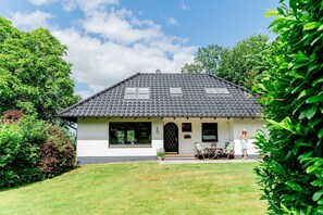 Exterior - Holiday Home 'Seeblick' with Sea View, Private Terrace and Wi-Fi (Langballig)