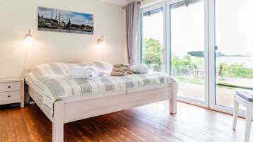 4 bedrooms, iron/ironing board, WiFi, bed sheets