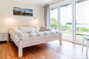 4 bedrooms, iron/ironing board, WiFi, bed sheets - Holiday Home 'Seeblick' with Sea View, Private Terrace and Wi-Fi (Langballig)