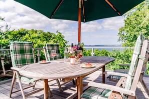 Outdoor dining - Holiday Home 'Seeblick' with Sea View, Private Terrace and Wi-Fi (Langballig)
