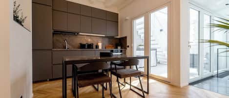 Deluxe Apartment, 2 Bedrooms | Private kitchen