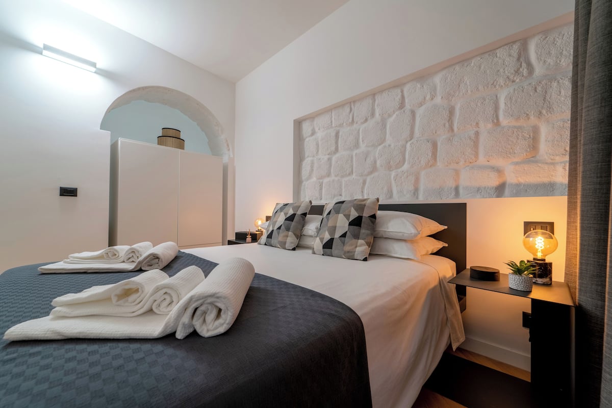 Deluxe-huoneisto, 1 makuuhuone | Tallelokero huoneessa, silitysrauta/-lauta, ilmainen Wi-Fi