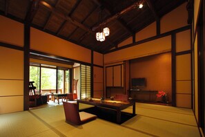 Szoba, nemdohányzó (Open-Air Bath, Yama-no-ashita 101) | Hipoallergén ágynemű, pehelypaplan, széf a szobában és egyedi dekoráció