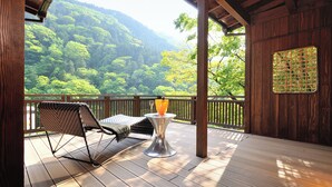 Une terrasse en bois offrant une vue sur une montagne boisée.