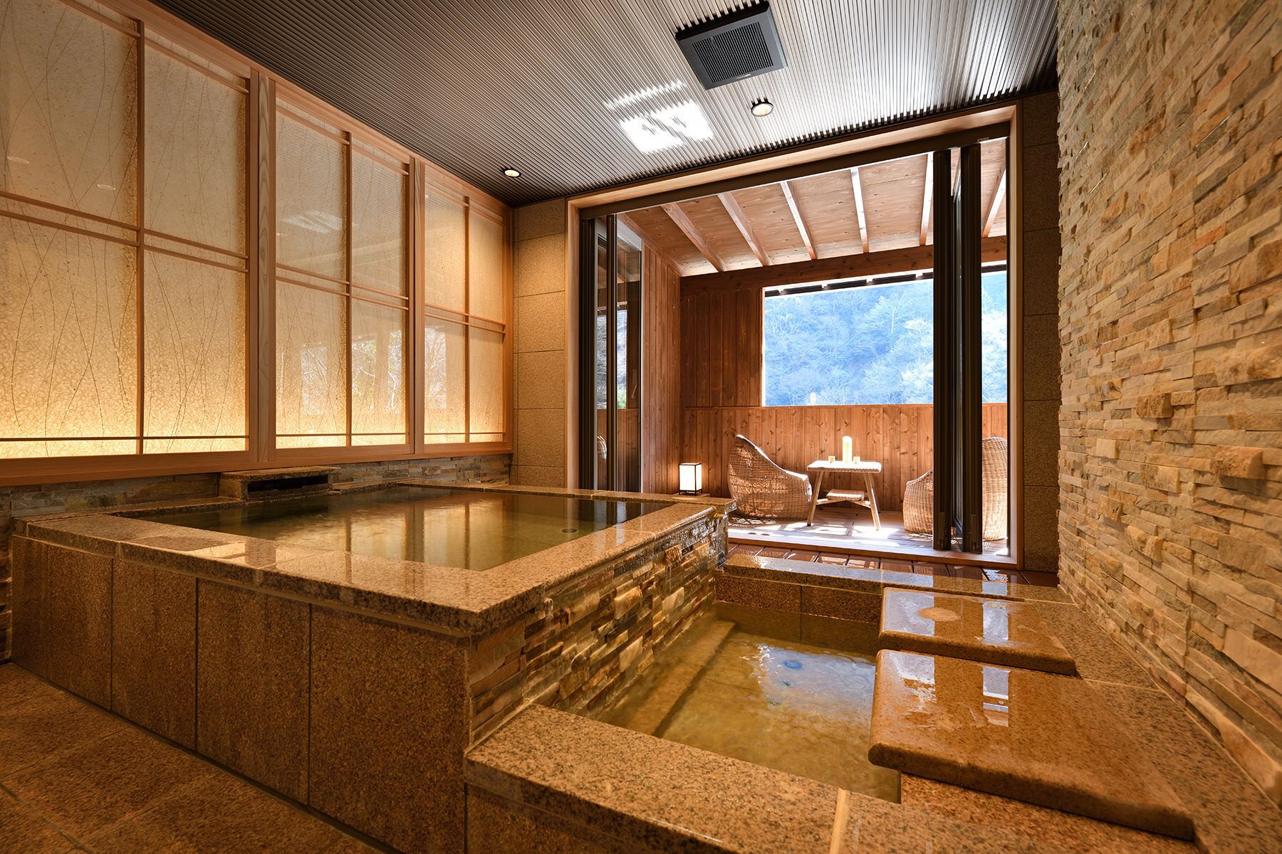 スペシャルルーム露天風呂付き山百合103 禁煙 | バスルーム | 個別の浴槽とシャワー、温泉浴槽、水圧マッサージシャワー、ヘアドライヤー