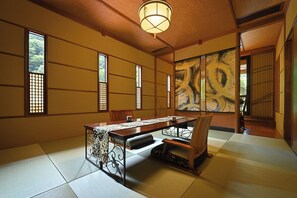 スペシャルルーム露天風呂付きあせび206 禁煙 | 低刺激性寝具、羽毛の掛け布団、セーフティボックス (室内)、客室ごとに異なる装飾