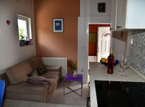 Apartment (Two bedroom apartment A4) | Living room | 32-inch flat-screen TV with satellite channels - Apartments K Supetar (Supetar)