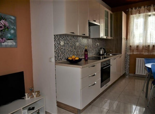 Apartment (Two bedroom apartment A4) | Private kitchenette | Fridge