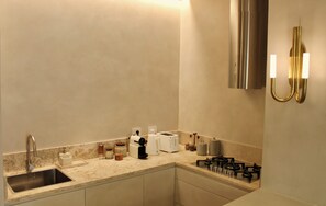Fridge, microwave, oven, stovetop - Archibusieri 8 Design Home (Firenze)