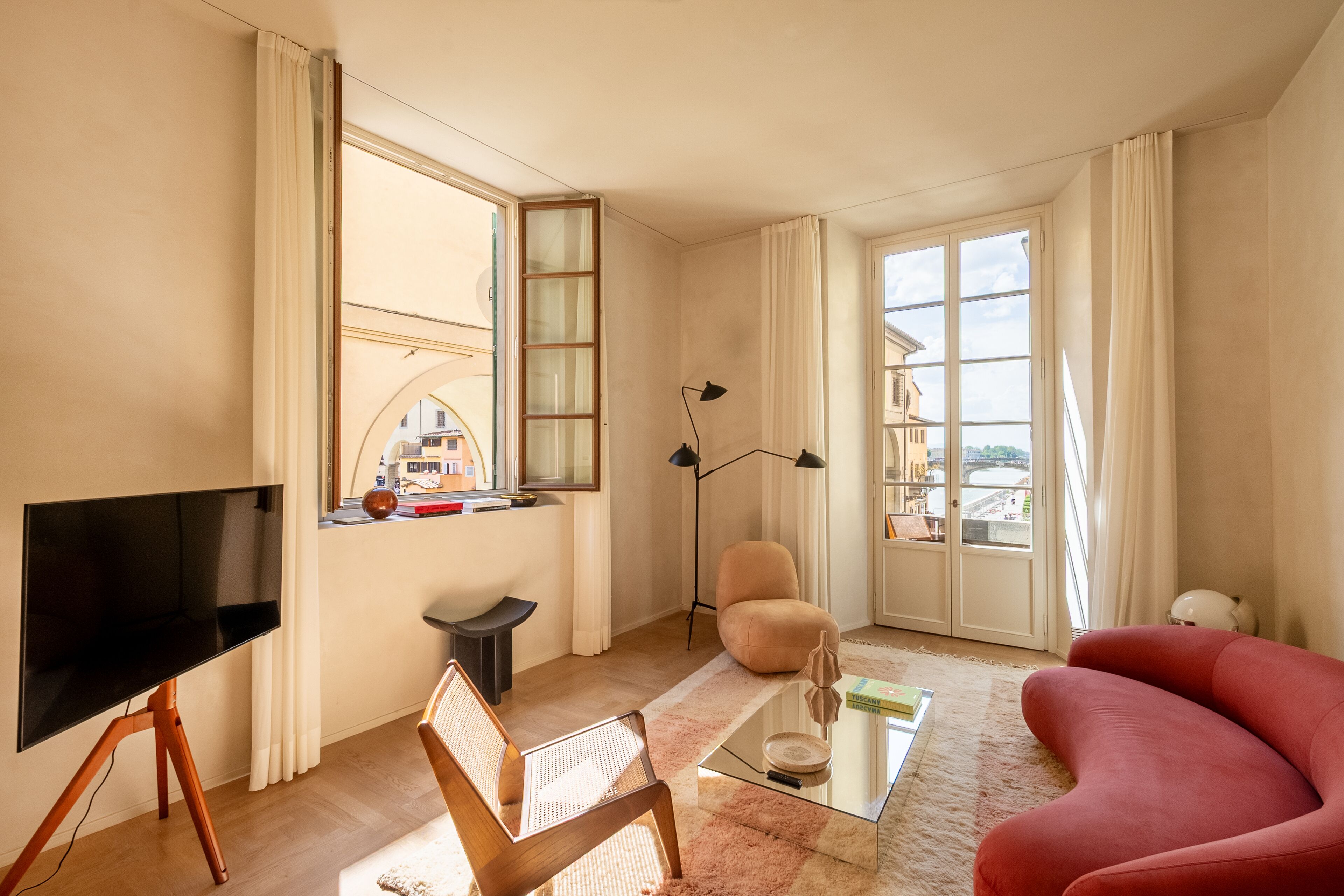 智能电视、书、立体声音响