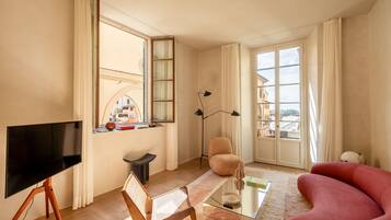 Smart TV, libri, impianto stereo