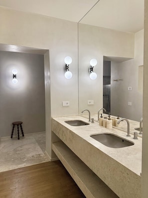 Dusche, kostenlose Toilettenartikel, Haartrockner, Bademäntel