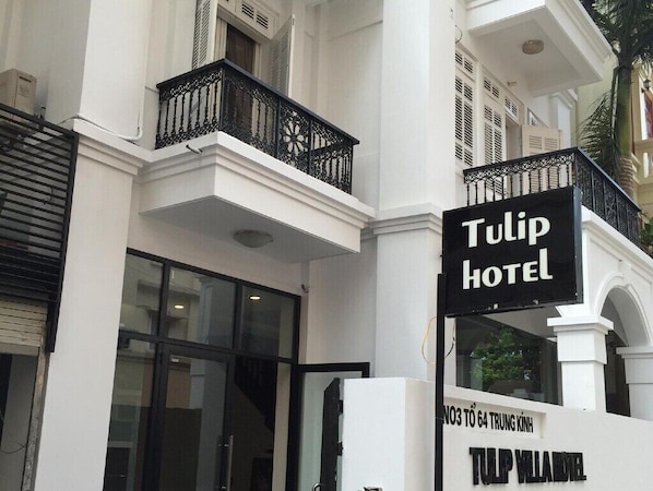 Vista frontal de la propiedad