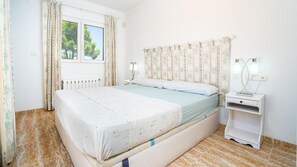 3 bedrooms, free WiFi, bed sheets - 3-bed Villa Las Rotas (Denia)