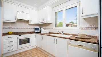 Frigorífic, microones, forn i placa de cuina