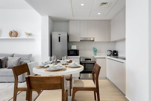 Apartment | 1 bedroom - Sleek Yas Getaway w Ferrari World Canal Views (Abu Dhabi)