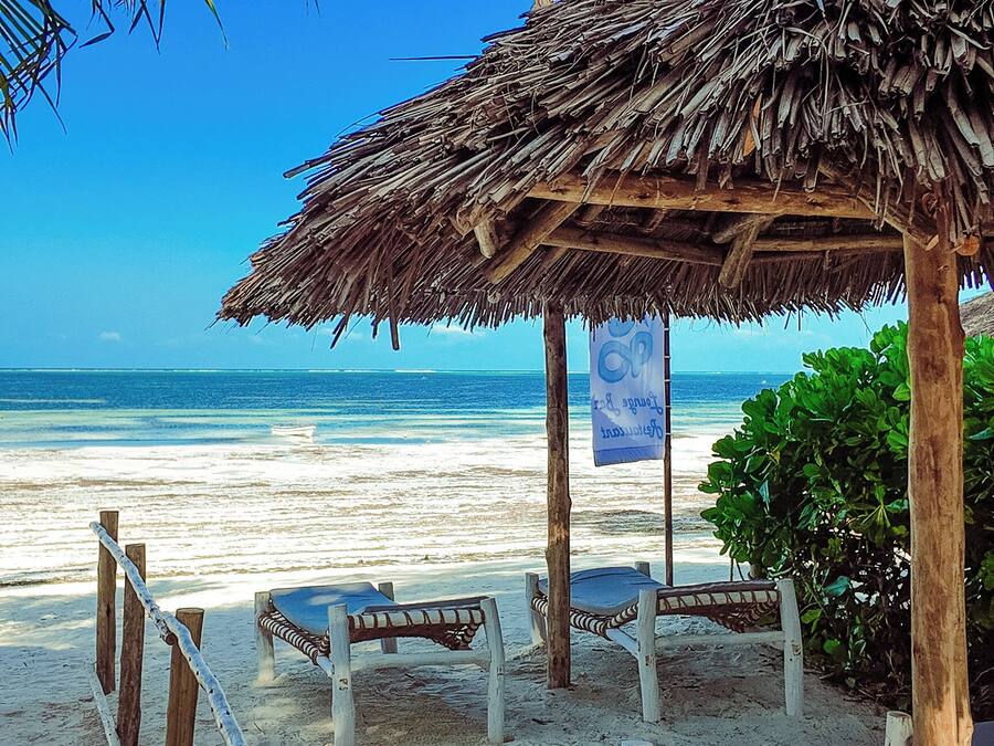 Playa privada cerca, arena blanca, tumbonas y sombrillas