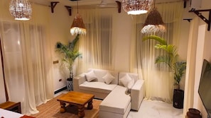 Luxury-Studiosuite, Poolblick | Wohnbereich