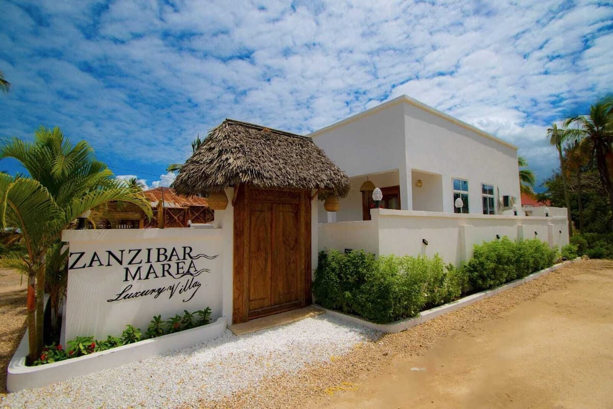Luxury Studio Suite, Pool View | Desk, laptop workspace, free WiFi