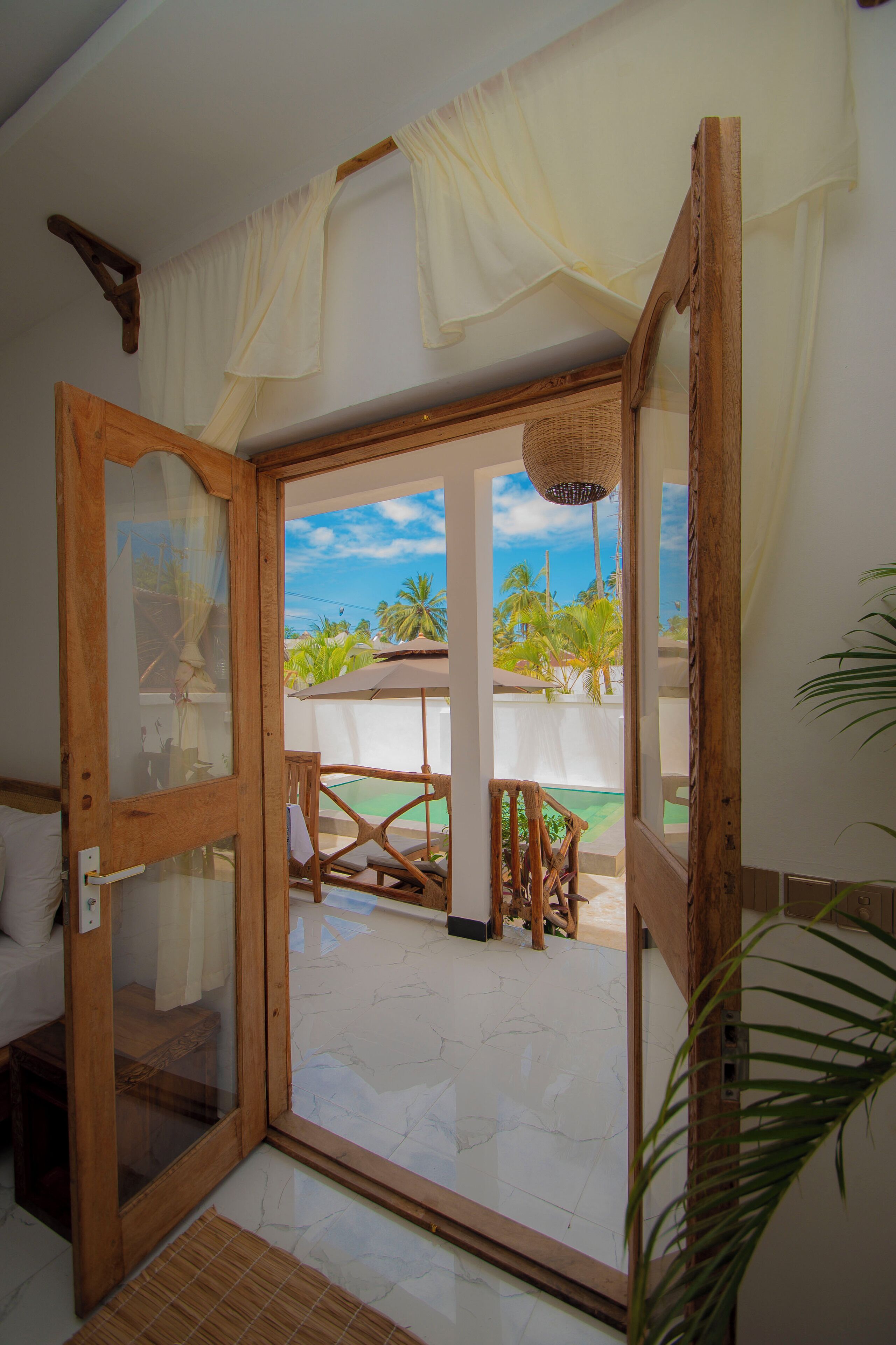 Bureau, espace de travail pour ordinateur portable, Wi-Fi gratuit