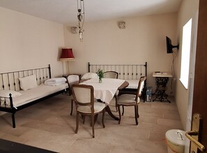 Apartamento (Comfort One Bedroom Apartment) | Sala de estar | Televisión de pantalla plana de 32 pulgadas con canales digitales