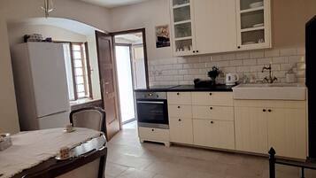 Apartment (Comfort One Bedroom Apartment) | Private kitchen