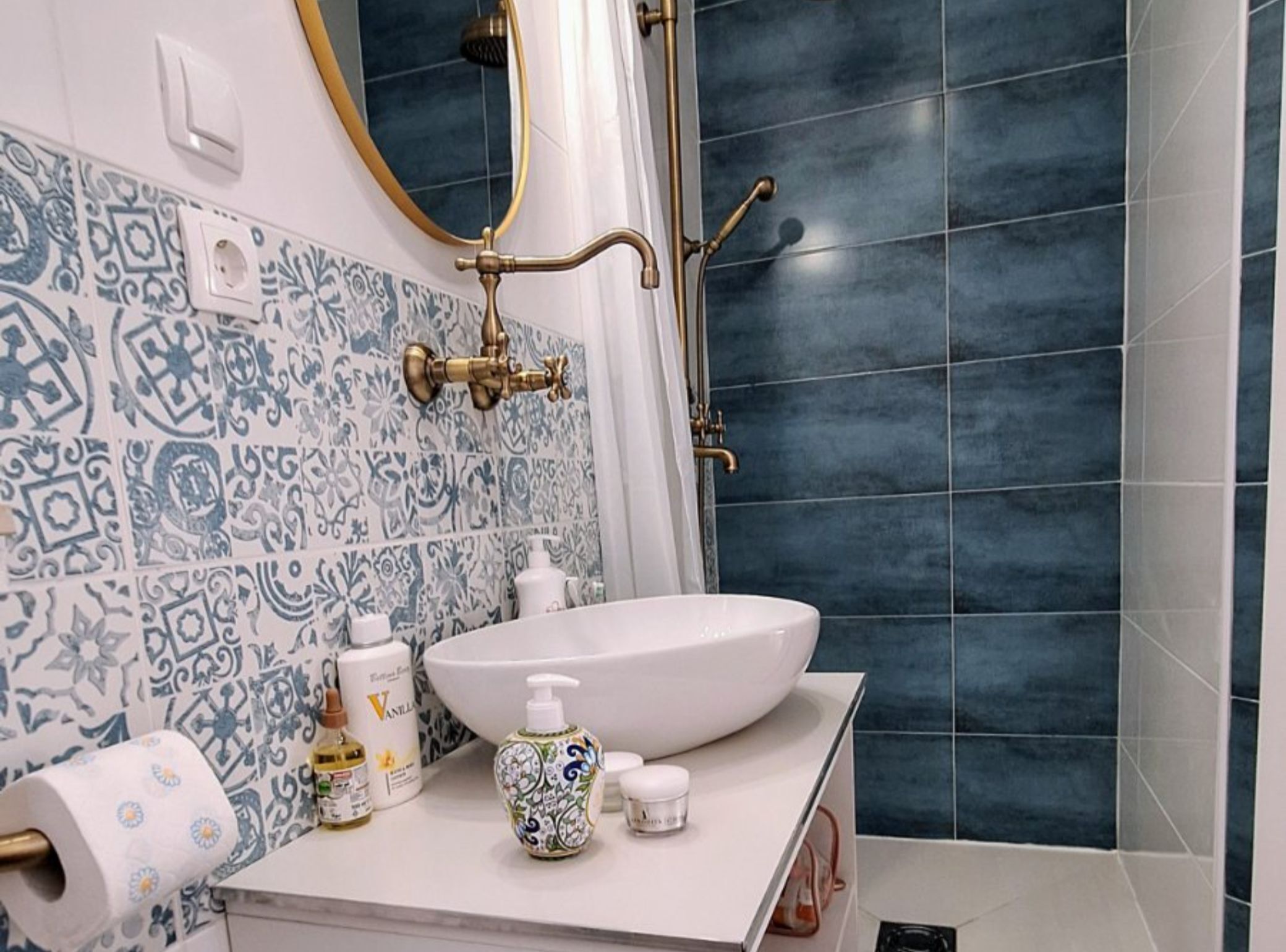 Apartment (Classic One Bedroom Apartment) | Bathroom | Shower, towels