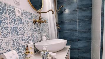 Apartment (Classic One Bedroom Apartment) | Bathroom | Shower, towels