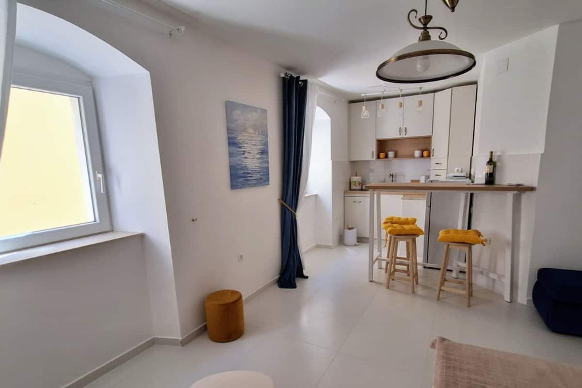 Leilighet (Classic One Bedroom Apartment) | Oppholdsrom | En 32-tommers Flatskjerm-TV med digitale kanaler