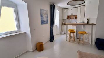 Appartement (Classic One Bedroom Apartment) | Woonkamer | Een 32-inch flatscreentelevisie met digitale zenders