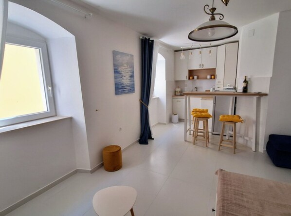 Huoneisto (Classic One Bedroom Apartment) | Olohuone | 32–tuumainen taulutelevisio, jossa digitaalikanavat