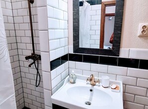 Appartement (Comfort One Bedroom Apartment) | Salle de bain | Douche, serviettes fournies