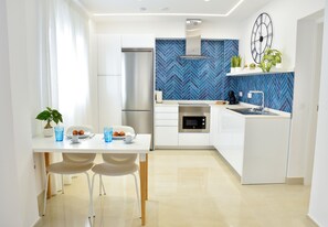 Fridge, microwave, stovetop, dishwasher