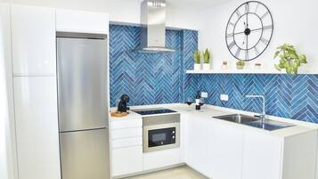 Frigorífico, microondas, placa de cocina y lavavajillas