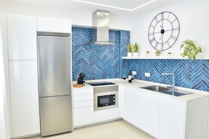 Fridge, microwave, stovetop, dishwasher