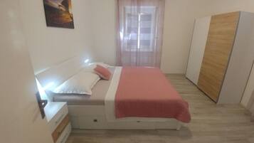 House (Four Bedroom Holiday Home With Terrac) | 1 bedroom, cots/infant beds