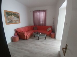 Maison (Four Bedroom Holiday Home With Terrac) | Salle de séjour | Téléviseur à écran plat de 32 po avec télévision par satellite