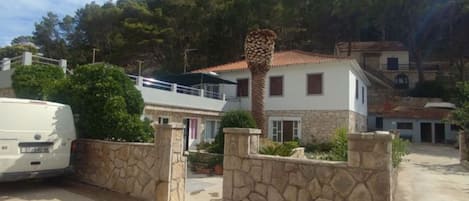 Rumah (Four Bedroom Holiday Home With Terrac) | Eksterior