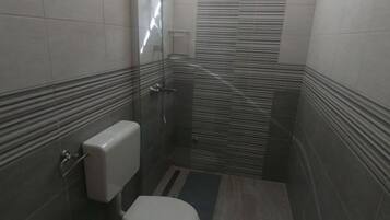 House (Four Bedroom Holiday Home With Terrac) | Bathroom | Shower, towels