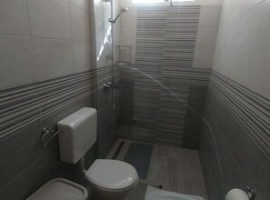 Talo (Four Bedroom Holiday Home With Terrac) | Kylpyhuone | Suihku, pyyhkeet