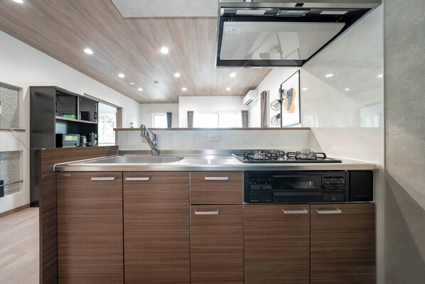 Frigorífic, microones i trona