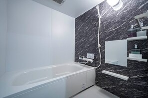 Ducha y bañera combinadas y artículos de higiene personal gratuitos