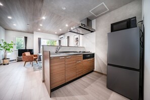 Lemari es, microwave, pemanggang roti, dan penanak nasi