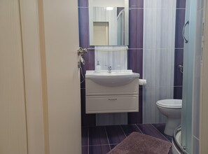 아파트 (Three Bedroom Apartment With Terrace ) | 욕실 | 타월