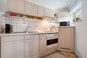 Køleskab, mikrobølgeovn, ovn, kogeplade