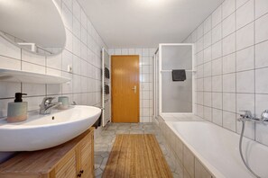 Douche, sèche-cheveux, serviettes fournies
