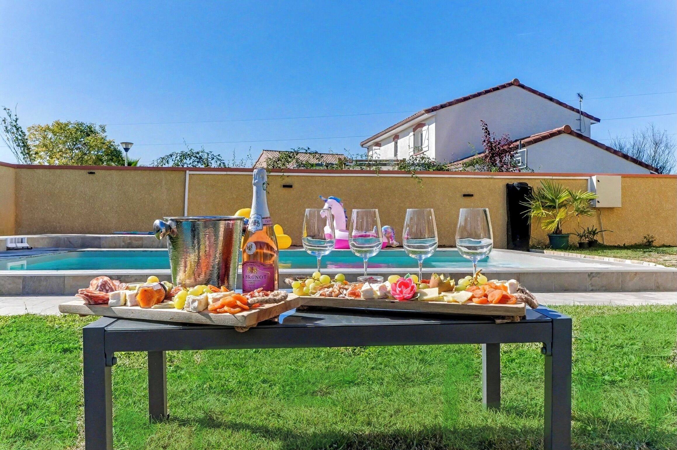 Piscina all'aperto, una piscina riscaldata