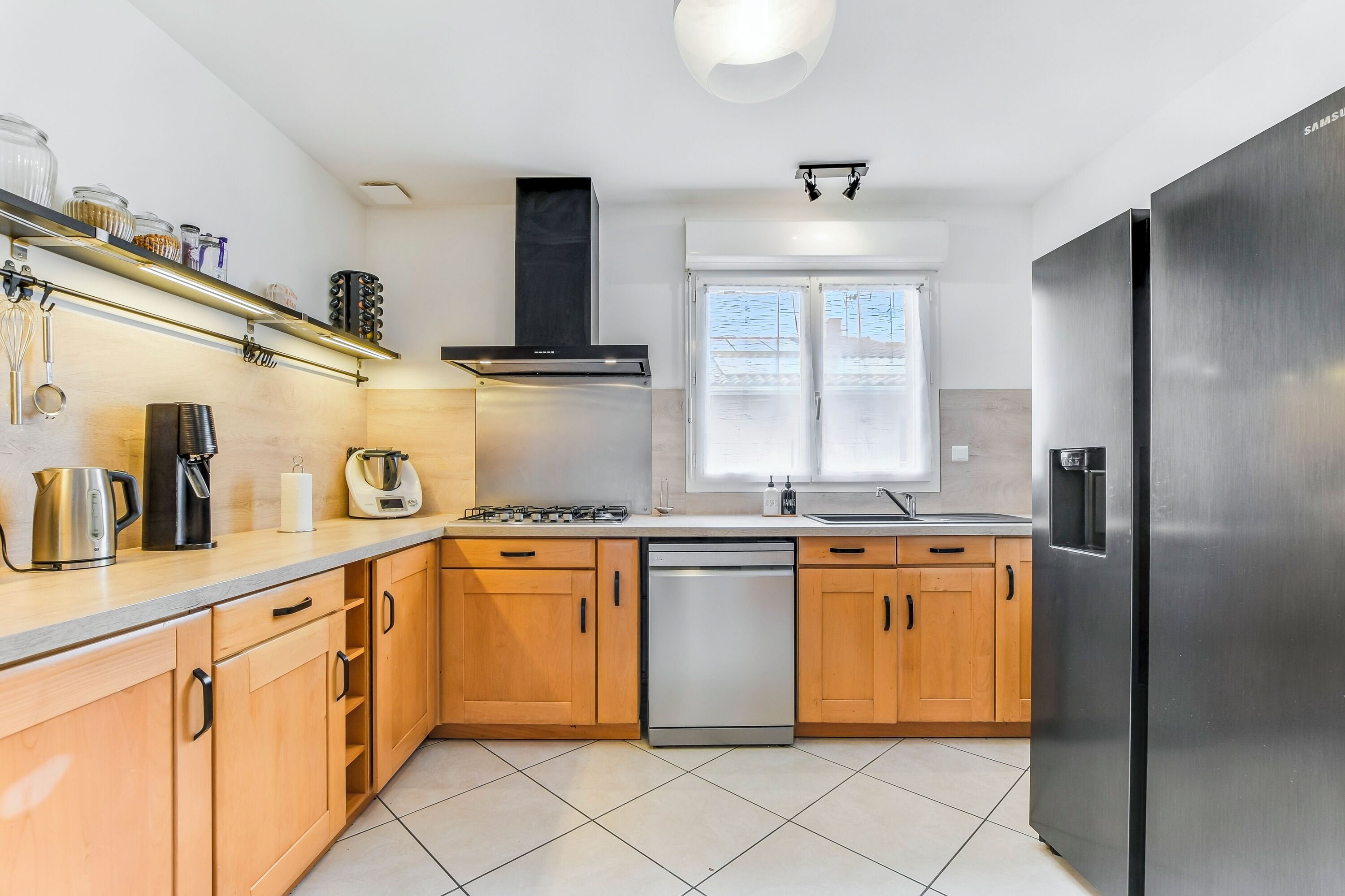 Frigorifero, microonde, forno, piano cottura